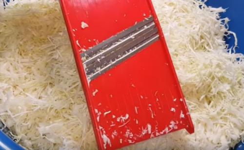 Салат из капусты и перца на зиму без стерилизации. Салат из капусты на зиму в банках с болгарским перцем, морковью и луком