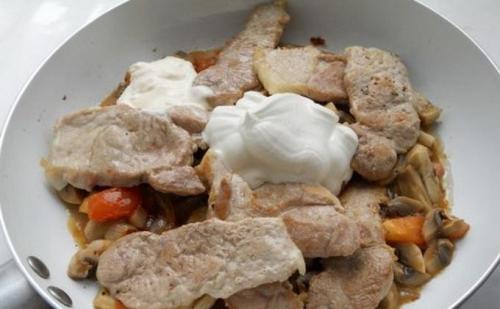 Опята жареные с мясом. Свинина с опятами и сметаной на сковороде