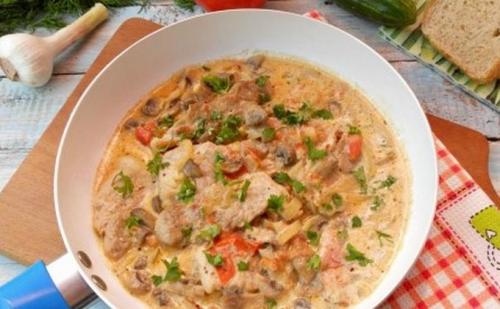 Опята жареные с мясом. Свинина с опятами и сметаной на сковороде