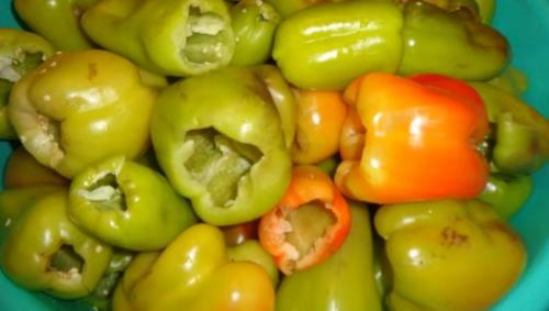 Перец с чесноком и петрушкой на зиму маринованный. Перец на зиму с чесноком и помидорами 06