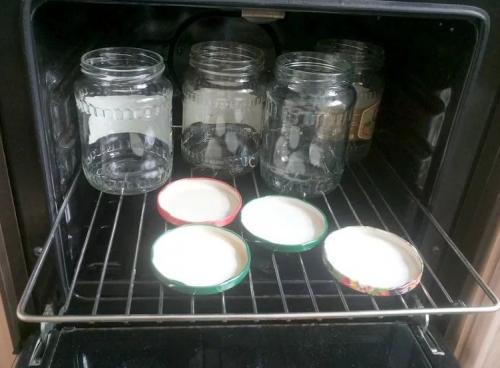 Перец с чесноком и петрушкой на зиму маринованный. Перец на зиму с чесноком и помидорами 05