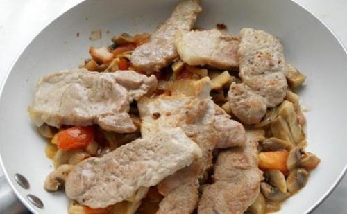 Опята жареные с мясом. Свинина с опятами и сметаной на сковороде