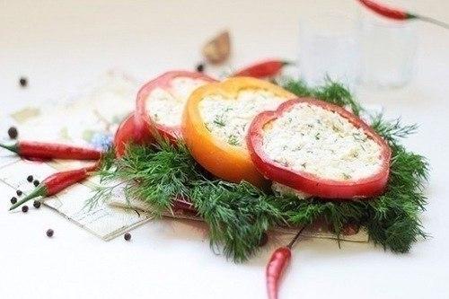 Перец с чесноком и петрушкой на зиму маринованный. Перец на зиму с чесноком и помидорами 08