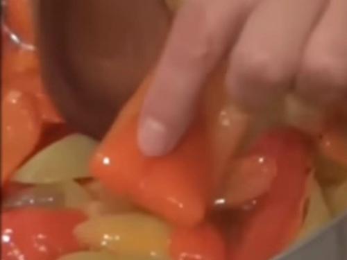 Маринованный болгарский перец с чесноком и зеленью. Маринованный болгарский перец с растительным маслом и чесноком Парад вкуса.