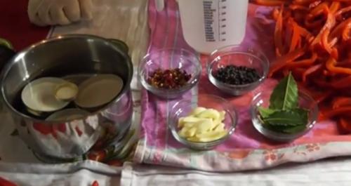 Маринованный перец с чесноком быстрого приготовления. Маринованный перец в масле с чесноком