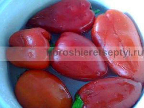 Перец маринованный целиком с чесноком. Ингредиенты: