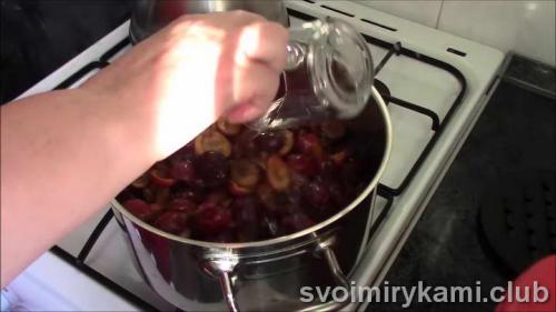 Сливы в собственном соку на зиму рецепты на 1 литровую банку. Вкусная слива в собственном соку на зиму