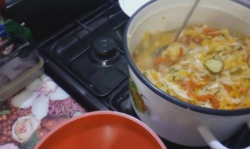 Салаты из капусты на зиму рецепты пальчики оближешь. Салат из капусты на зиму без стерилизации — получается очень вкусно в банке