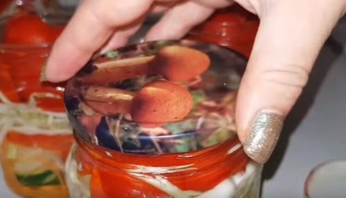 Салат на зиму из перца болгарского моркови и капусты. Салат из капусты, перца, моркови и лука на зиму 17