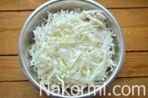 Салат на зиму из перца болгарского моркови и капусты. Салат из капусты, перца, моркови и лука на зиму