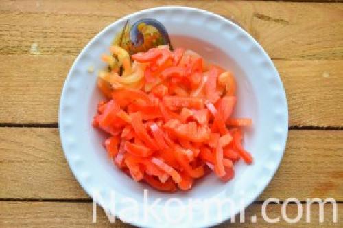 Салат на зиму из перца болгарского моркови и капусты. Салат из капусты, перца, моркови и лука на зиму