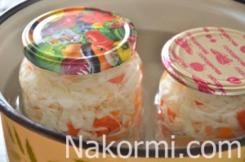 Салат на зиму из перца болгарского моркови и капусты. Салат из капусты, перца, моркови и лука на зиму