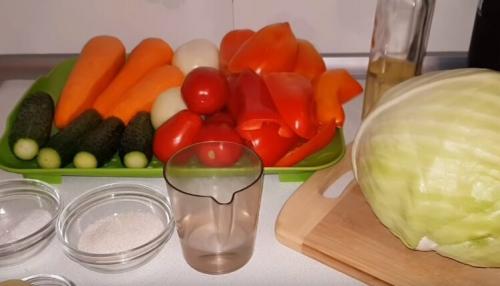 Салат на зиму из перца болгарского моркови и капусты. Салат из капусты, перца, моркови и лука на зиму 11