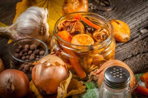 Как солить рыжики пошаговый рецепт. Как правильно засолить рыжики: горячая и холодная засолка