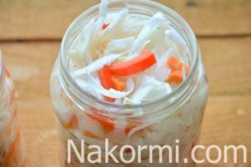 Салат на зиму из перца болгарского моркови и капусты. Салат из капусты, перца, моркови и лука на зиму