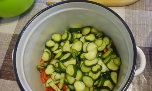 Салаты из капусты на зиму рецепты пальчики оближешь. Салат из капусты на зиму без стерилизации — получается очень вкусно в банке