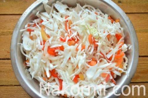 Салат на зиму из перца болгарского моркови и капусты. Салат из капусты, перца, моркови и лука на зиму