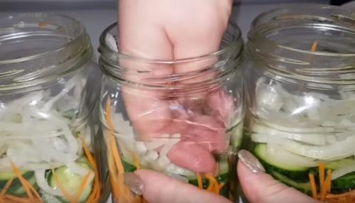 Салат на зиму из перца болгарского моркови и капусты. Салат из капусты, перца, моркови и лука на зиму 14