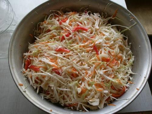 Салат из капусты и перца на зиму без стерилизации. Рецепт салата из капусты с болгарским перцем и морковью на зиму без стерилизации «Пальчики оближешь» — с пошаговыми фото