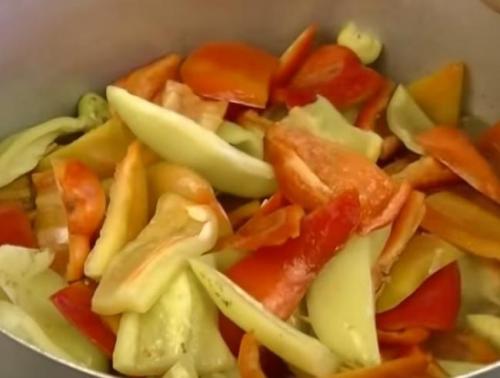 Рецепт маринованного болгарского перца с чесноком и зеленью. Маринованный болгарский перец на зиму: 11 рецептов заготовки