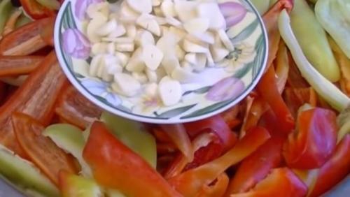Рецепт маринованного болгарского перца с чесноком и зеленью. Маринованный болгарский перец на зиму: 11 рецептов заготовки