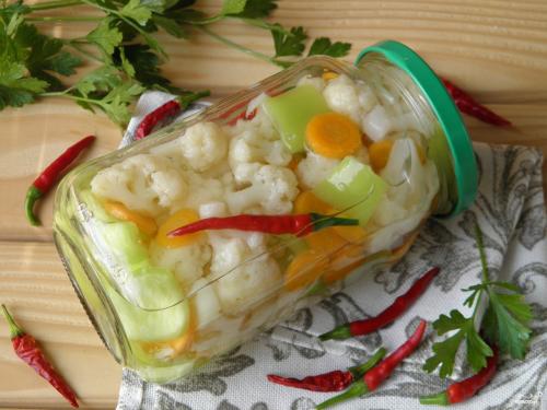 Салат на зиму из капусты моркови и болгарского перца. Вкусный салат из капусты на зиму: «Витаминный» 24