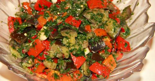 Салат с баклажанами помидорами и кинзой. Салат с баклажанами и помидорами