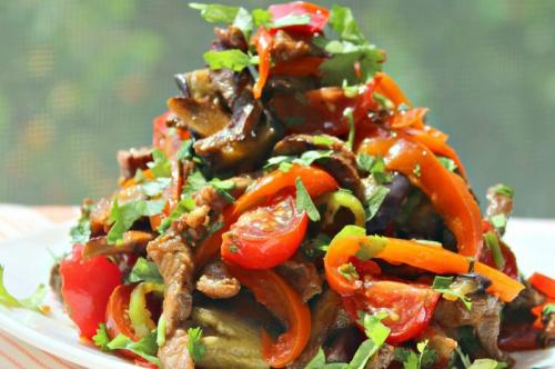 Салат с баклажанами помидорами и кинзой. Салат с баклажанами и помидорами