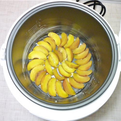 Шарлотка с персиками рецепт в мультиварке. Шарлотка с персиками в мультиварке