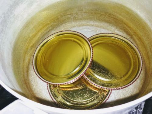 Мелкие огурчики маринованные. Маринованные огурцы в банках горячим способом без стерилизации 04