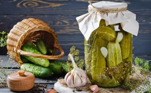 Соленые огурцы на зиму. Хрустящие соленые огурцы в банках: 5 супер вкусных рецептов на зиму