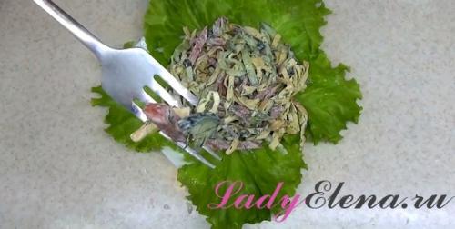 Салат с блинами и колбасой. Салат с яичными блинами и колбасой: настоящий взрыв вкуса! Фото рецепт