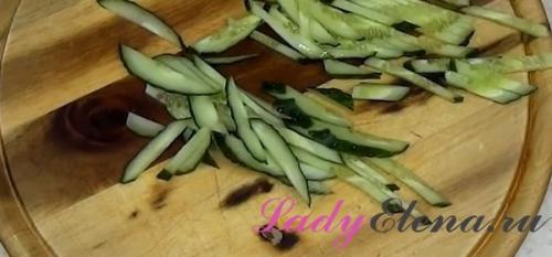 Салат с блинами и колбасой. Салат с яичными блинами и колбасой: настоящий взрыв вкуса! Фото рецепт