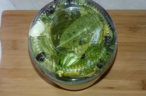 Мелкие маринованные огурчики. Хрустящие маринованные огурцы на зиму — рецепт на 1 литр 17