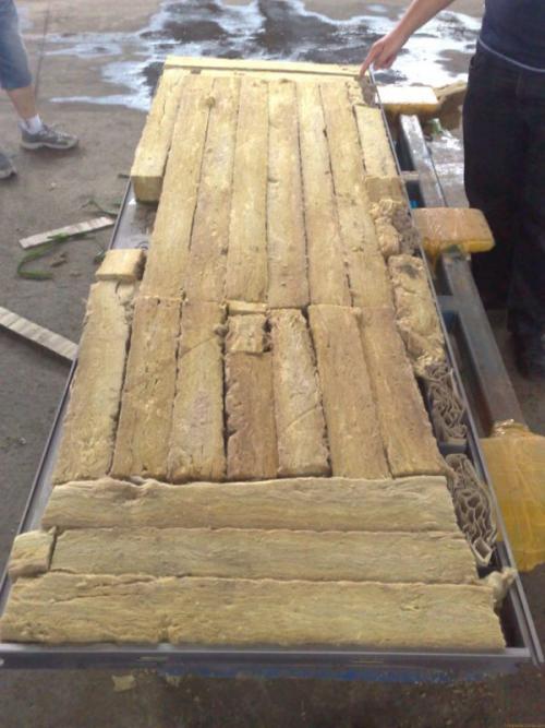 Как сделать валик для утепления двери. Утепление входной двери в частном доме