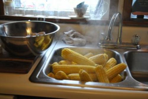 Как законсервировать кукурузу в початках. Консервированная кукуруза в початках на зиму