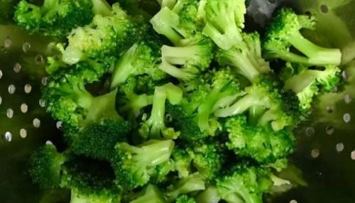 Готовим салат из брокколи на зиму. Cалат из брокколи — 6 простых рецептов