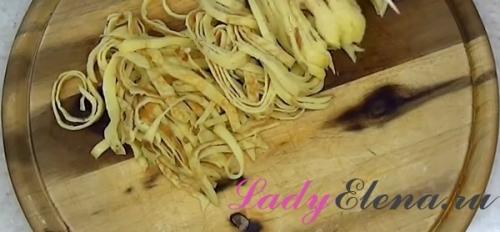 Салат с блинами и колбасой. Салат с яичными блинами и колбасой: настоящий взрыв вкуса! Фото рецепт