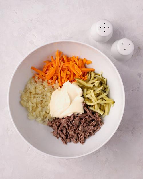 Салат обжорка с блинами. Салат «Обжорка»: сытный салат на скорую руку