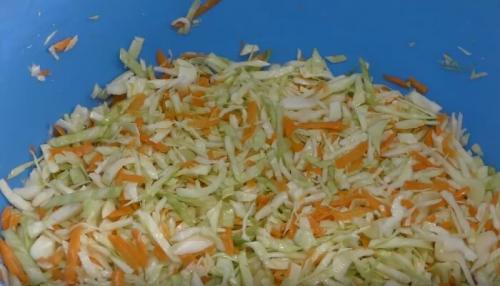 Салат с капустой и болгарским перцем морковью и луком на зиму. Салат из капусты на зиму в банках с болгарским перцем, морковью и луком 12