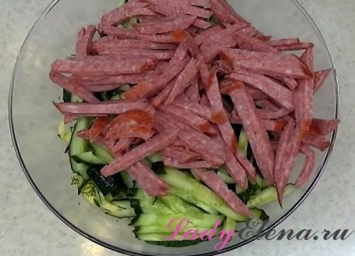 Салат с блинами и колбасой. Салат с яичными блинами и колбасой: настоящий взрыв вкуса! Фото рецепт