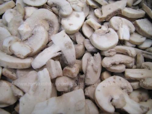 Как заморозить грибы шампиньоны. Рассмотрим два первых способа вкратце, а затем отдельно расскажем, можно ли заморозить шампиньоны сырыми в морозилке.