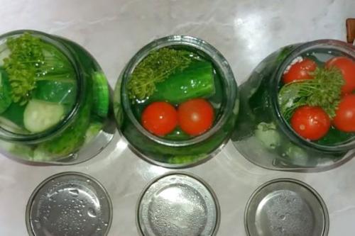 Рецепт засолки огурцов на зиму в маленьких банках. Засолка огурцов на зиму в литровых банках 04