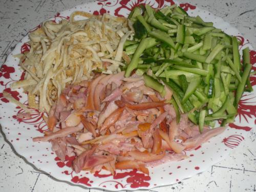 Салат разбойничий с блинами курицей и чесноком. САЛАТ БЛИННЫЙ С КОПЧЕНОЙ КУРОЧКОЙ