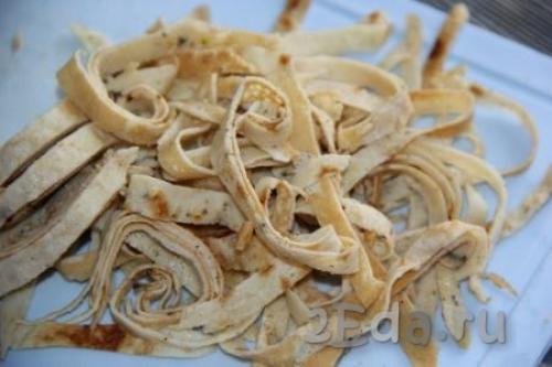 Салат разбойничий с блинами курицей и чесноком. САЛАТ БЛИННЫЙ С КОПЧЕНОЙ КУРОЧКОЙ 24