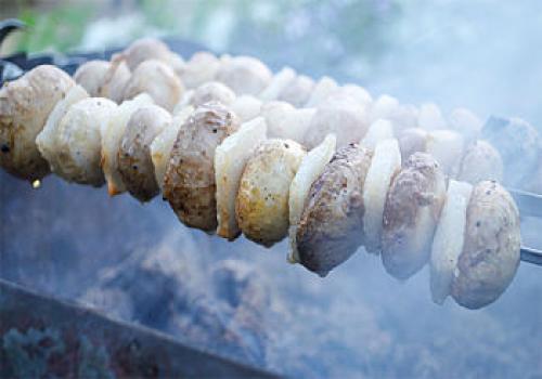 Как мариновать белые грибы для шашлыка. Рецепт 1: шашлык из шампиньонов на мангале с салом (с фото)