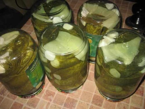 Как огурцы сохранить свежими в банке на зиму.  Выбираем место для хранения и способ 15