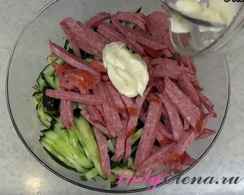 Салат с блинами и колбасой. Салат с яичными блинами и колбасой: настоящий взрыв вкуса! Фото рецепт