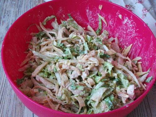 Салат с блинами и курицей и маринованным луком. Очень вкусный салат с яичными блинчиками и капустой