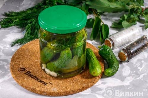 Корнишоны в банке. Маринованные корнишоны на зиму